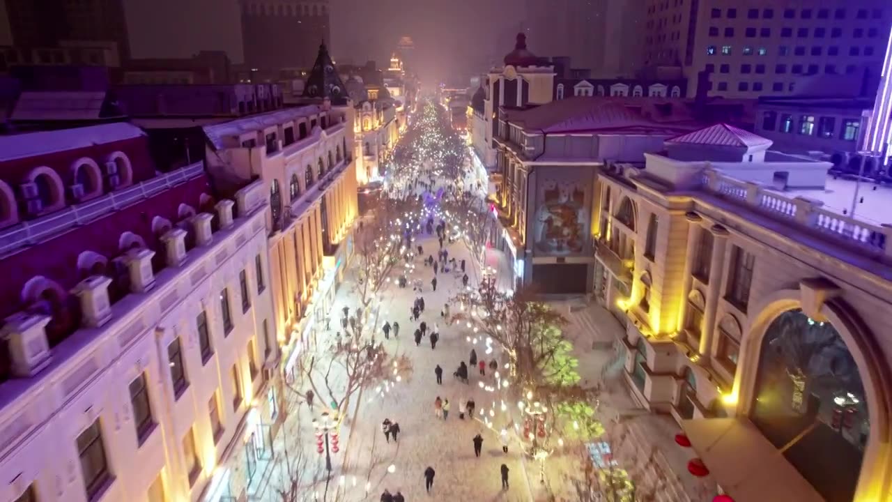 中国黑龙江哈尔滨中央大街夜晚雪景航拍视频下载