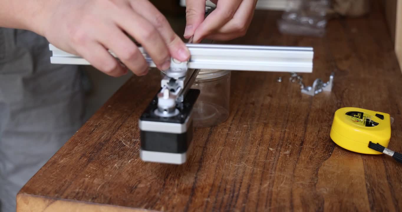 自制摄影电动滑轨：铝型材转向角码安装固定视频素材