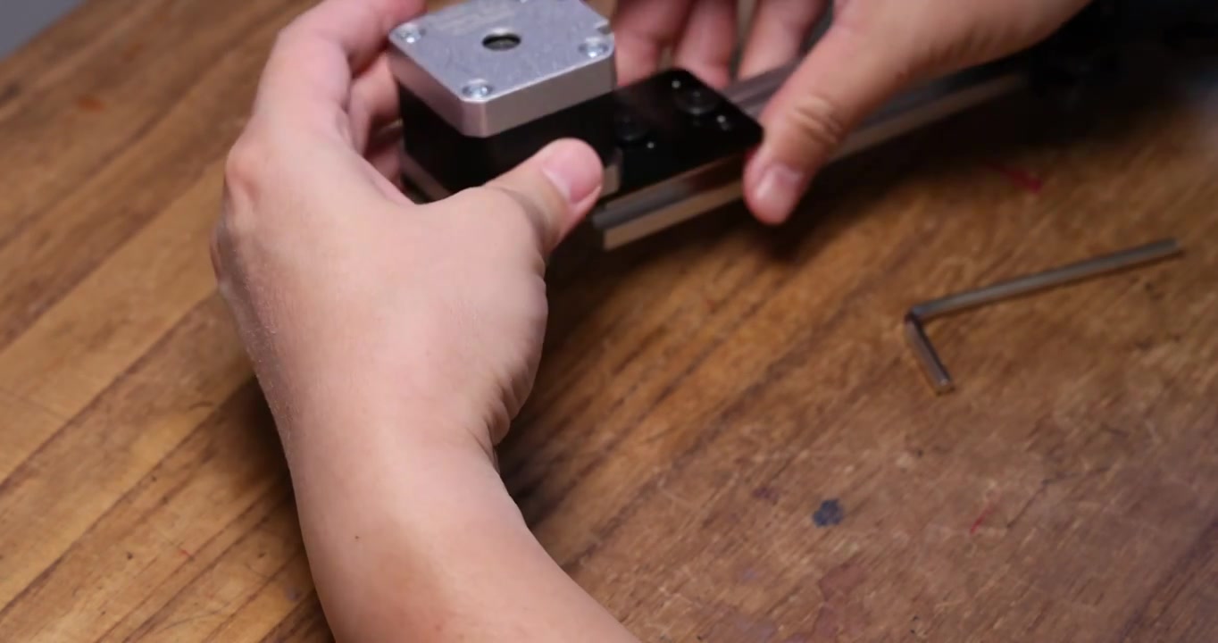 自制摄影电动滑轨：步进电机固定到铝型材视频素材