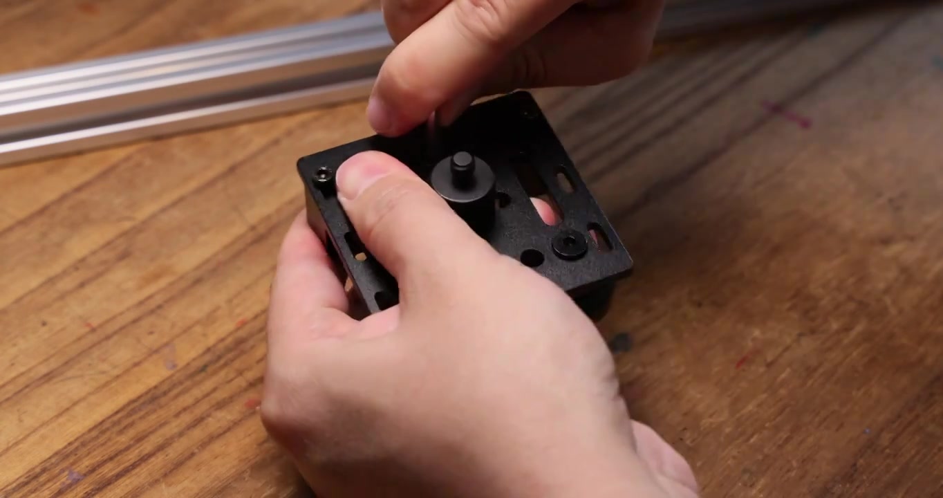 自制摄影电动滑轨：将相机云台螺母安装到铝型材滑车上视频素材