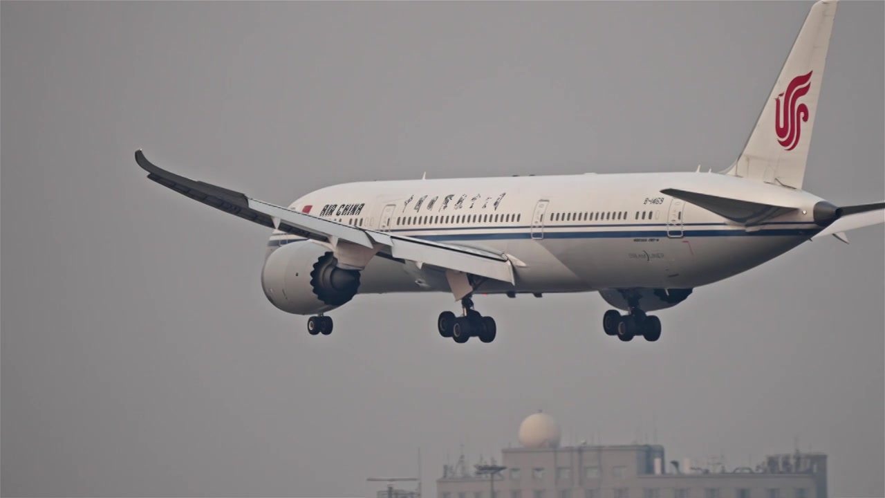 中国国际航空公司飞机飞进虹桥机场视频下载