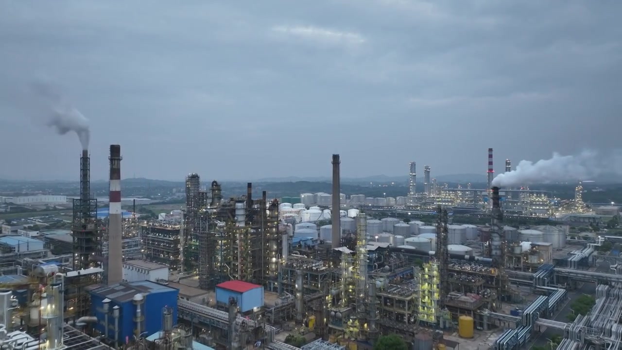 大型炼油厂傍晚航拍视频视频素材