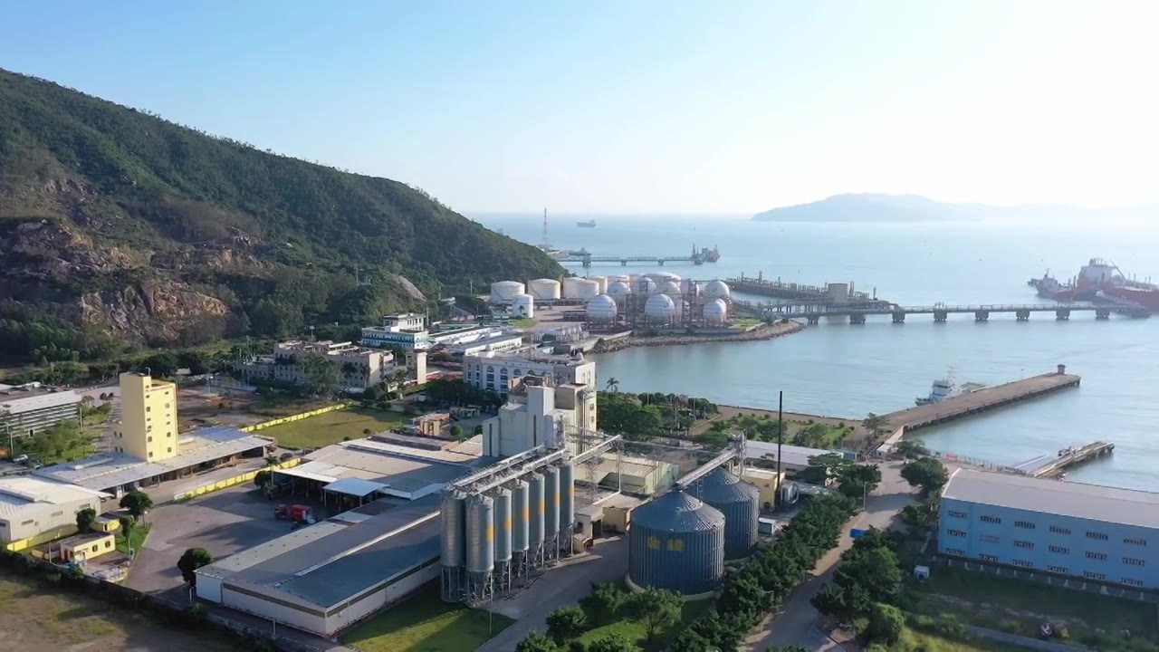 航拍珠海市金湾区全球最大天然气化学储柜视频下载