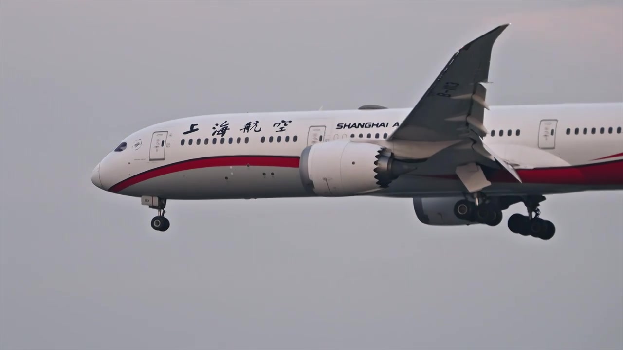 上海航空飞机飞进虹桥机场视频下载