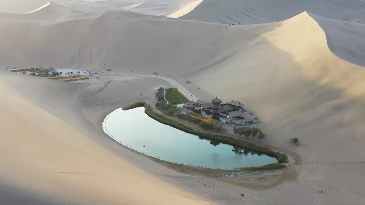 航拍藏在沙漠里的月牙泉视频素材