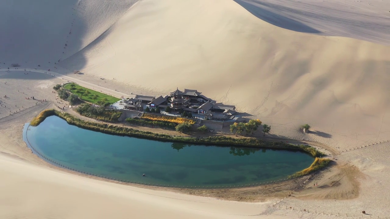 沙漠里的鸣沙山月牙泉环绕航拍特写视频素材