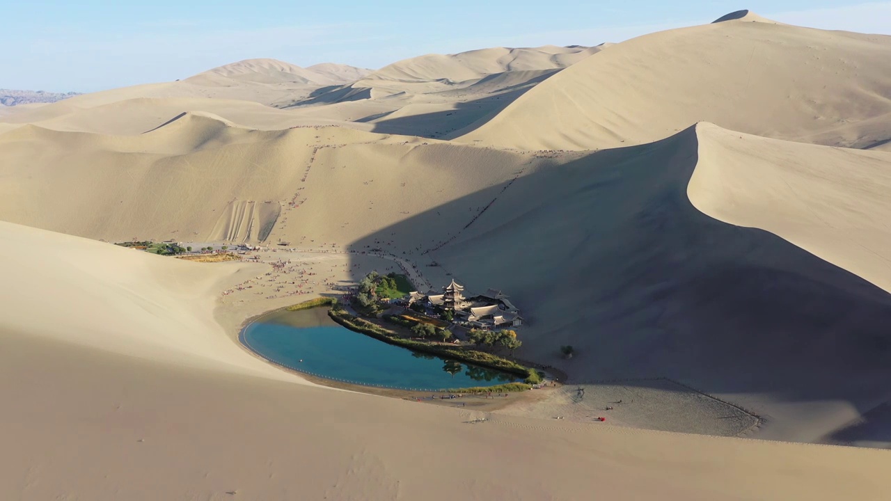 沙漠奇观，航拍鸣沙山与月牙泉视频素材