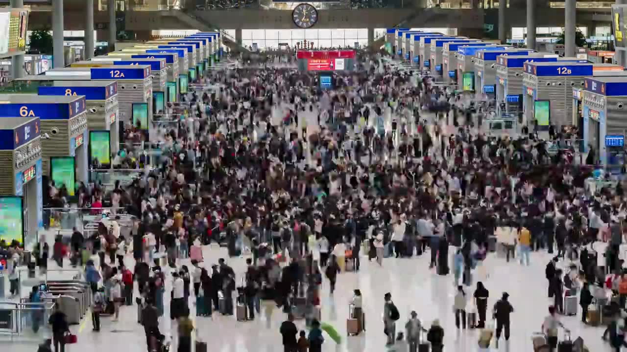 郑州东高铁站春运候车厅返乡回家旅客人群延时视频下载