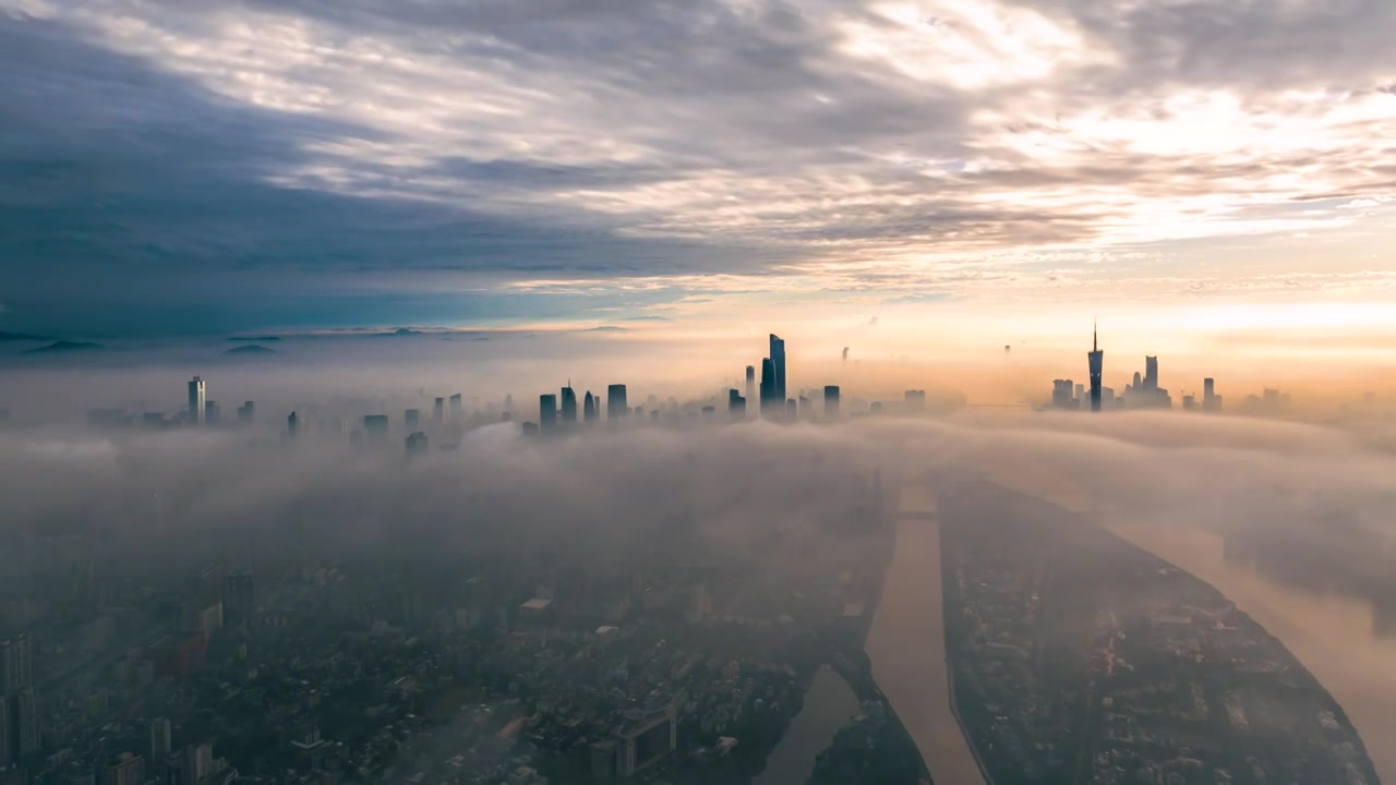 航拍早晨阳光下云雾缥缈间的广州天河、珠江新城、广州塔视频素材