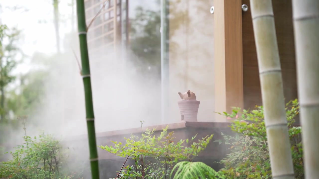 竹林中复古碳炉水壶围炉煮茶视频素材
