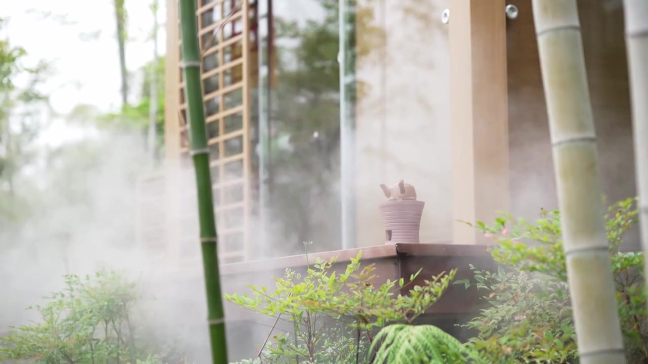 竹林中复古碳炉水壶围炉煮茶视频素材