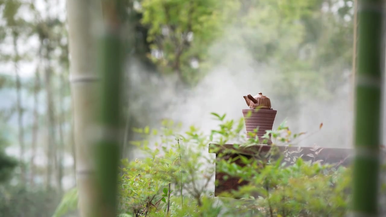 竹林中复古碳炉水壶围炉煮茶视频下载