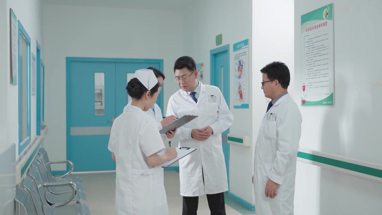 一群医生在医院走廊视频素材