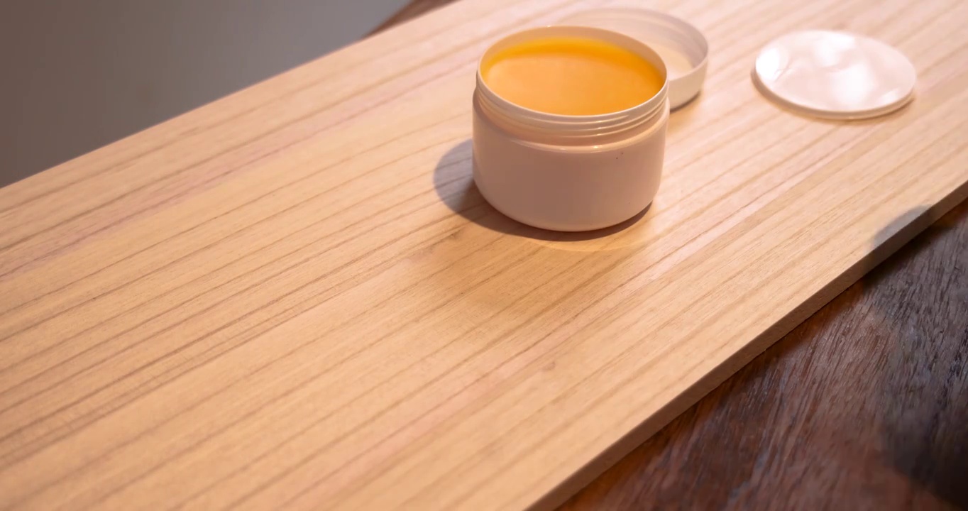 书桌自制：松木板上木蜡油视频素材