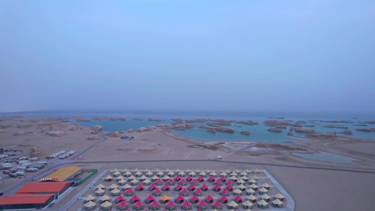 中国青海海西东台吉乃尔湖乌素特水上雅丹度假村航拍视频下载