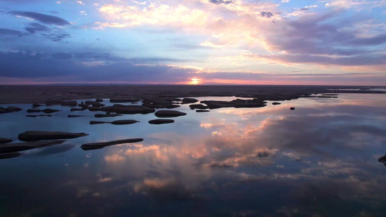 日出时刻的青海海西东台吉乃尔湖乌素特水上雅丹地质地貌风光全景背景视频下载