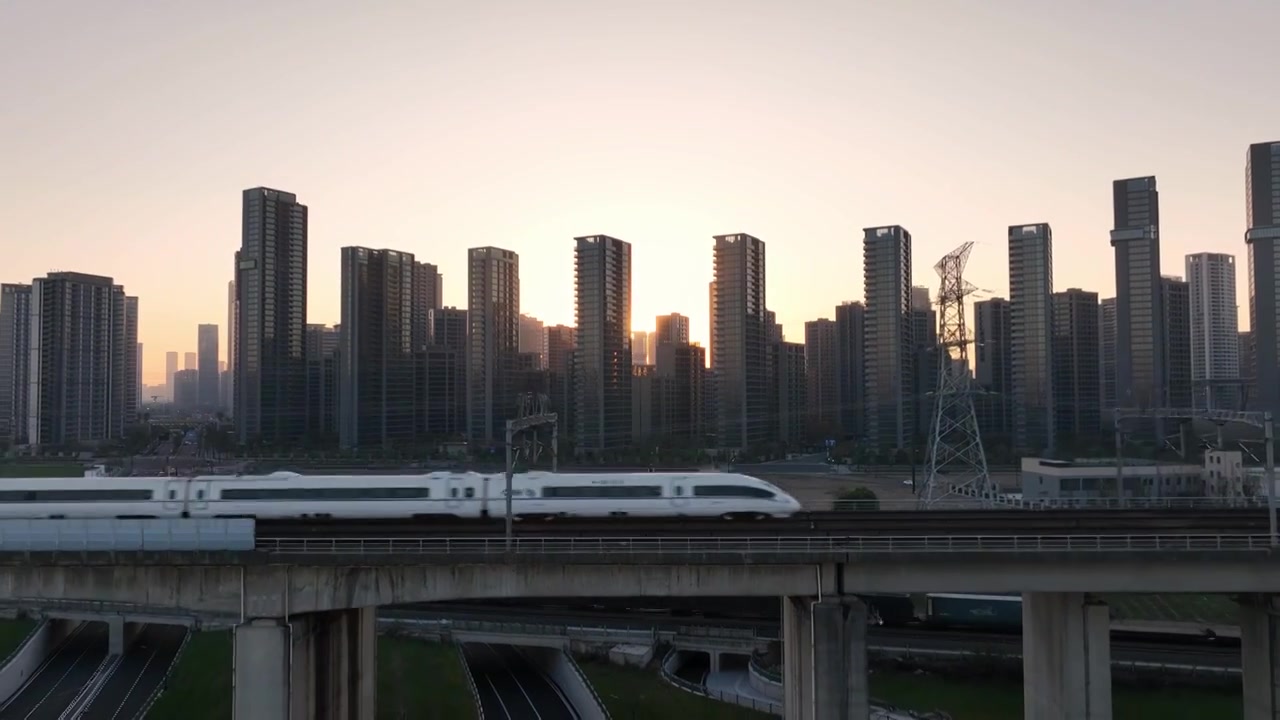 高铁动车轨道交通穿过城市视频下载