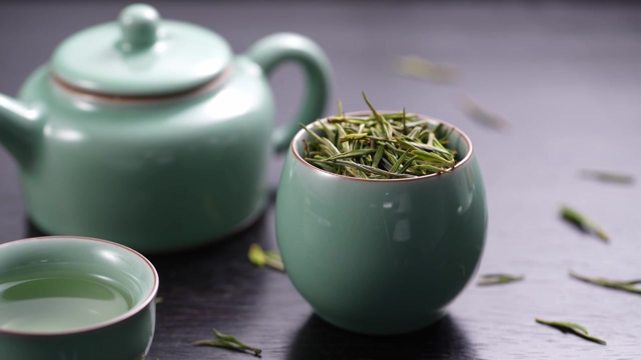 茶壶茶杯茶具和绿茶叶视频下载