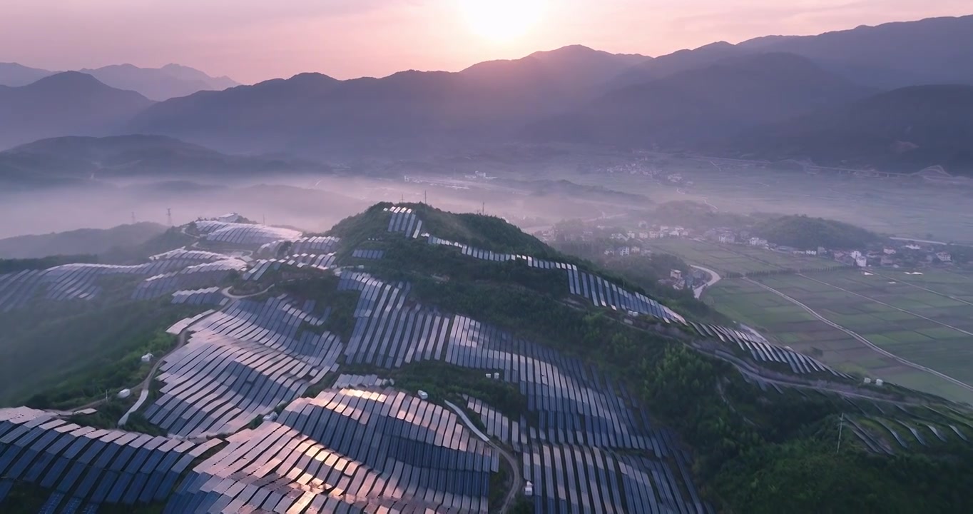 新能源太阳能光伏发电站夕阳下山坡航拍视频下载