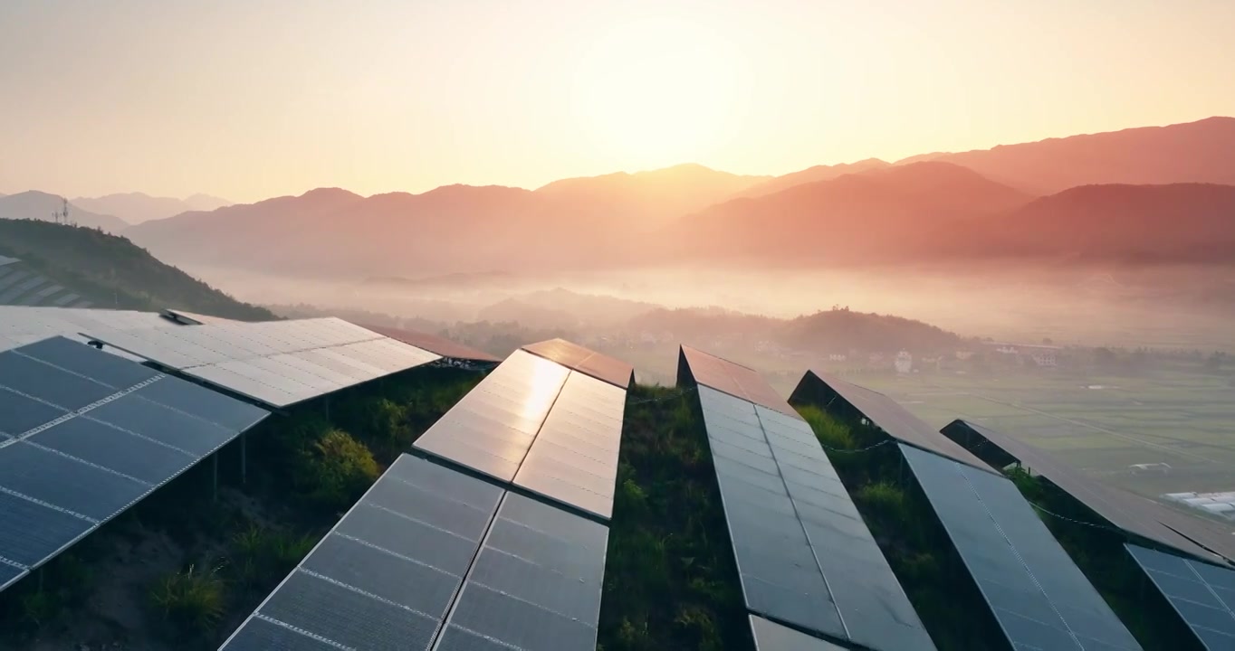 新能源太阳能光伏发电站夕阳下山坡航拍视频素材