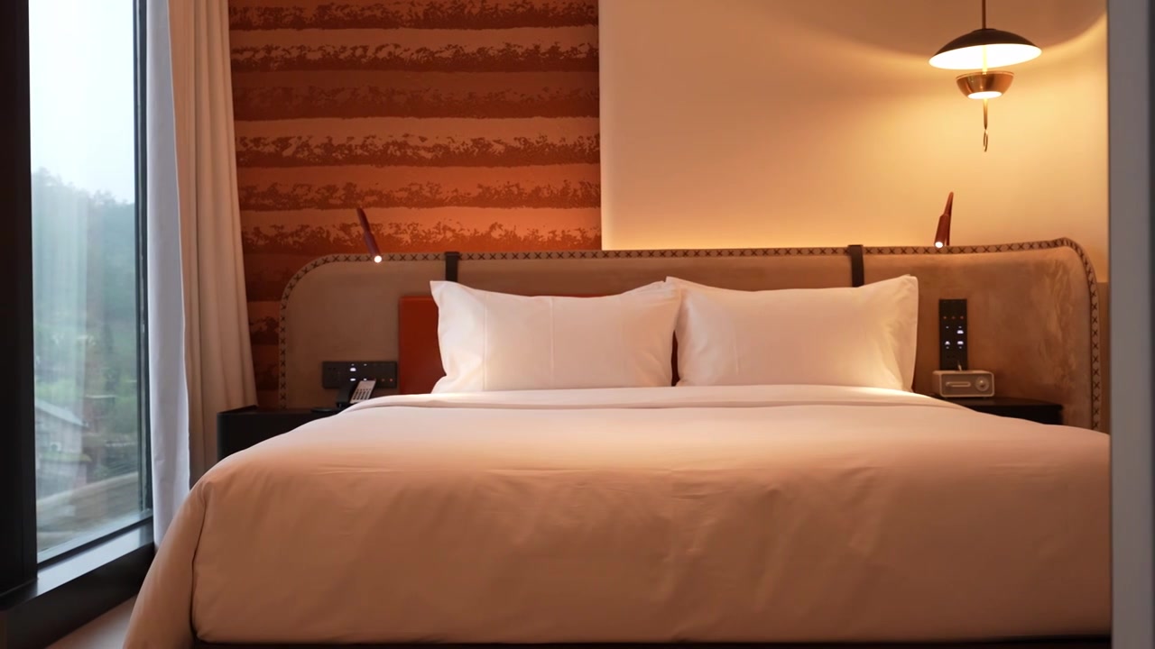 酒店卧室双人床视频下载
