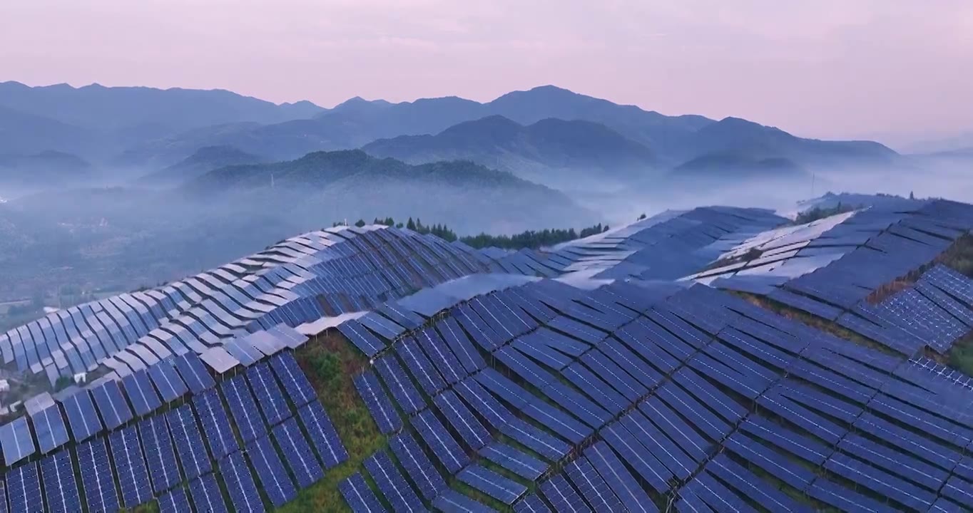 新能源太阳能光伏发电站夕阳下山坡航拍视频素材