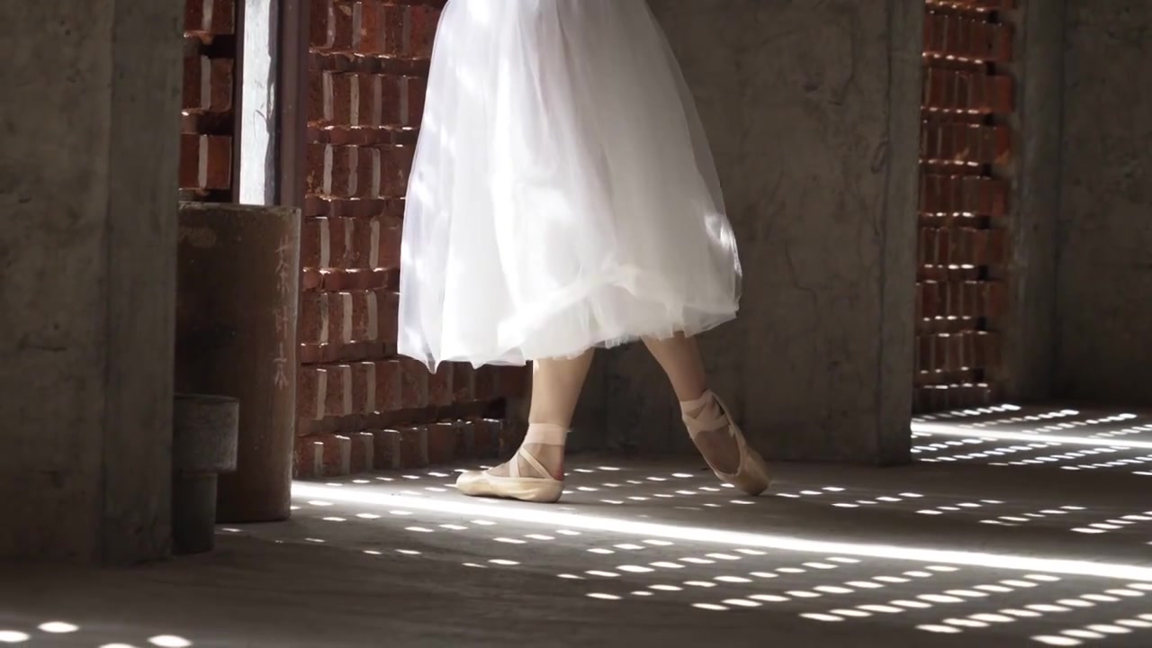 跳芭蕾舞女演员的脚视频下载