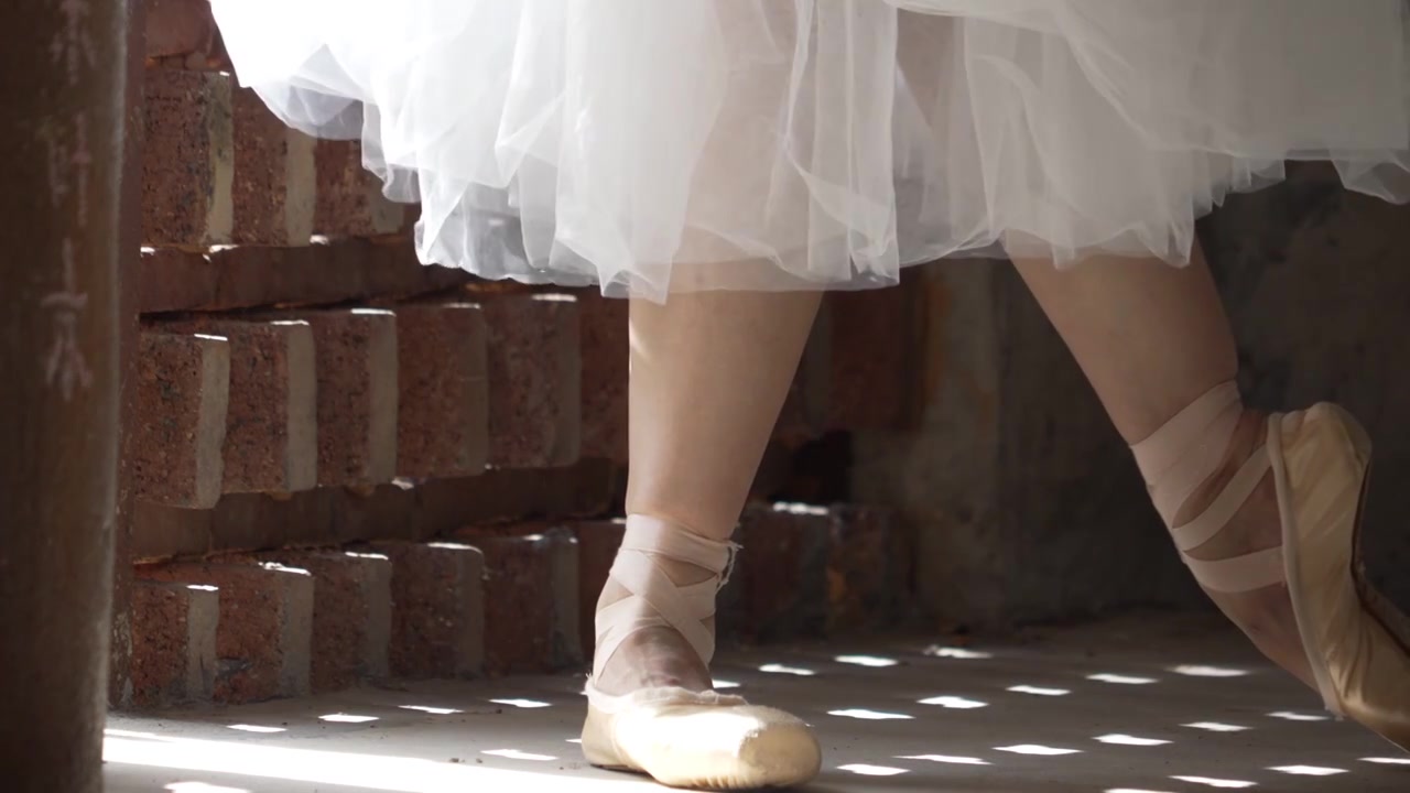 跳芭蕾舞女演员的脚视频下载