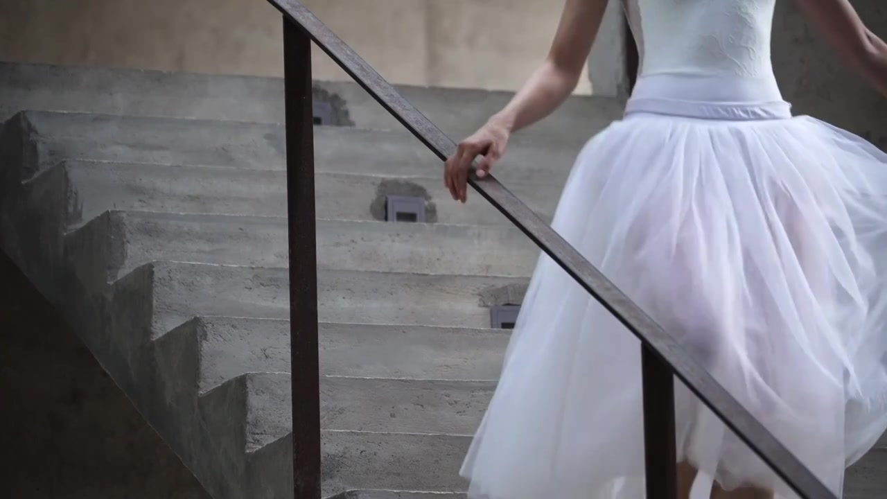 穿着芭蕾舞裙的舞者轻快地走下楼梯视频下载