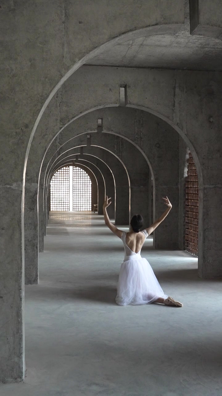年轻女性在室内跳芭蕾舞视频下载