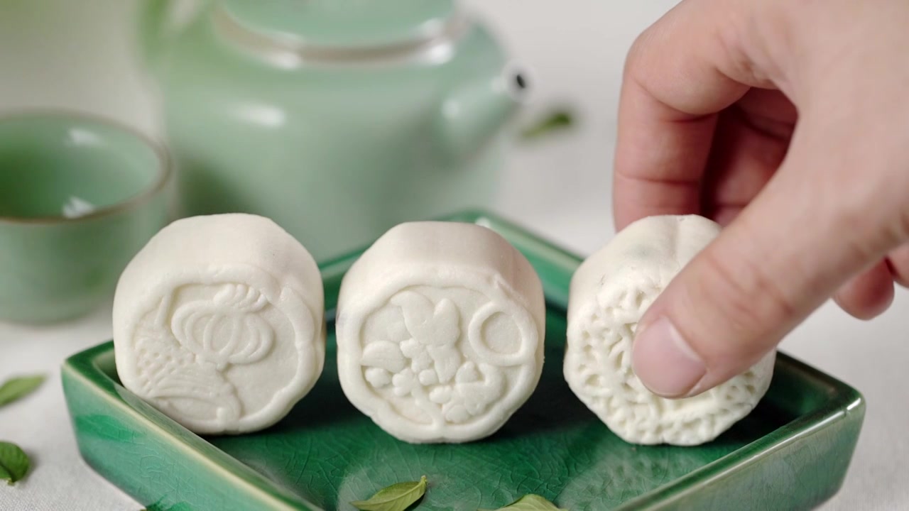 拿中秋节港式绿茶月饼吃视频素材