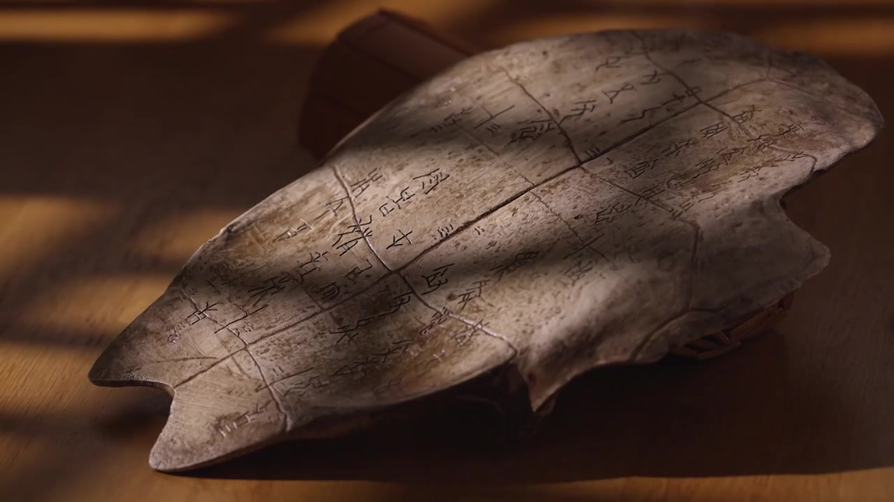 桌上甲骨文和光与影远古文物文化考古视频素材