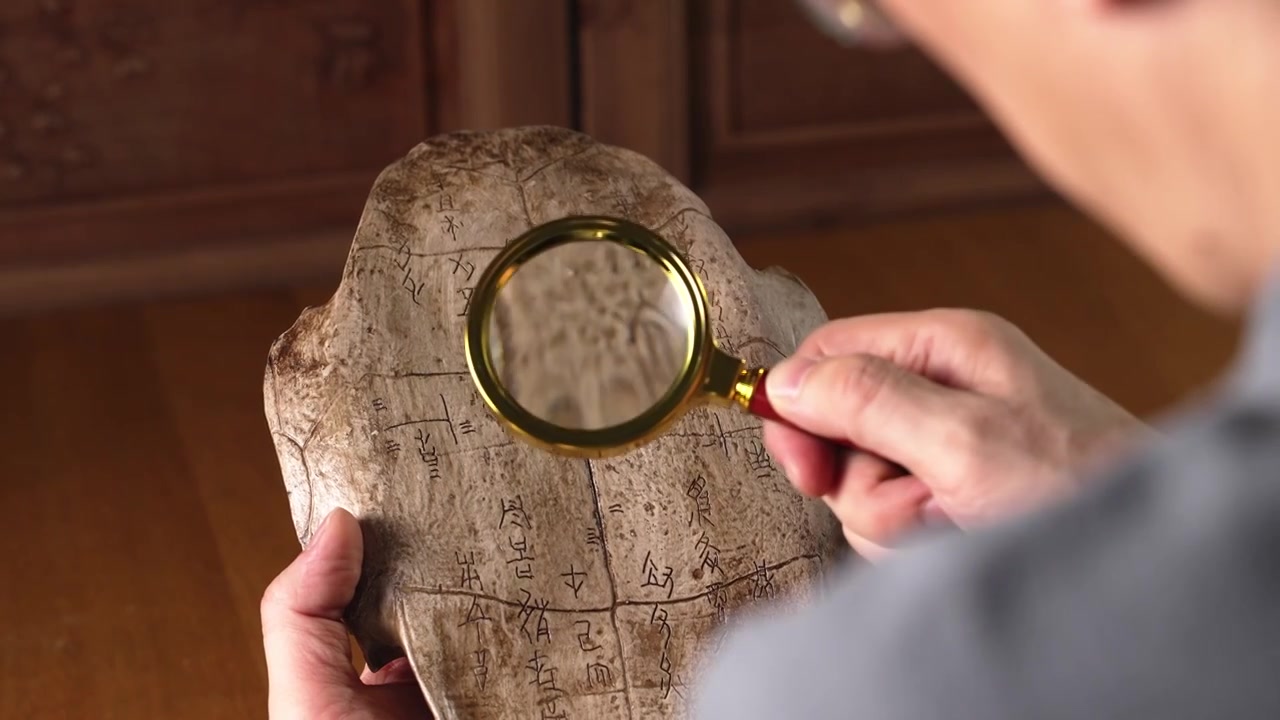 考古人手拿放大镜甲骨文远古文化考古研究视频下载