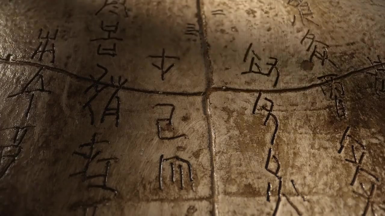 桌上甲骨文和光与影远古文物文化考古视频素材