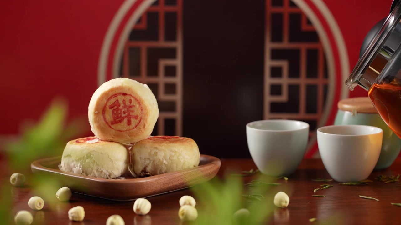 木盘上中秋佳节苏式鲜肉月饼移轴中国风棚拍视频下载