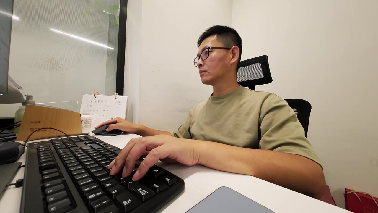 中年男子在办公室电脑前工作视频下载
