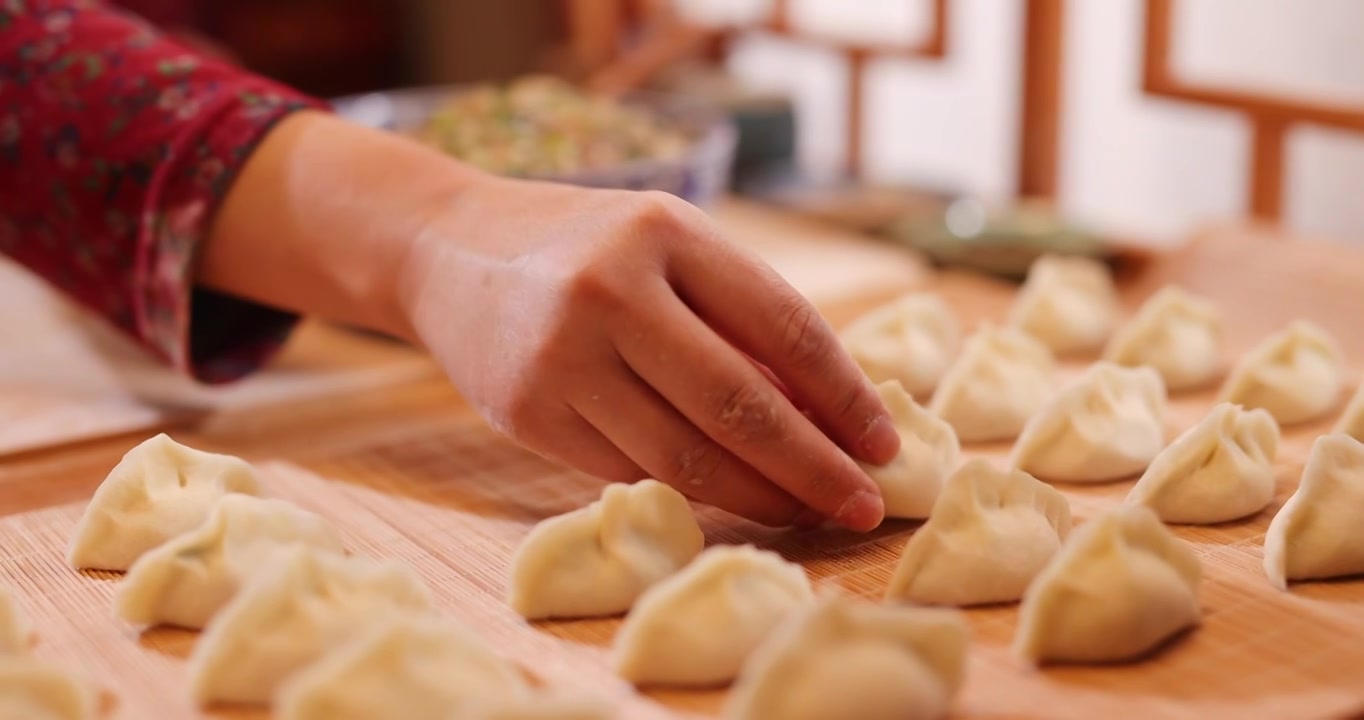 包好的饺子摆放成一排,春节,冬至,传统节日视频下载