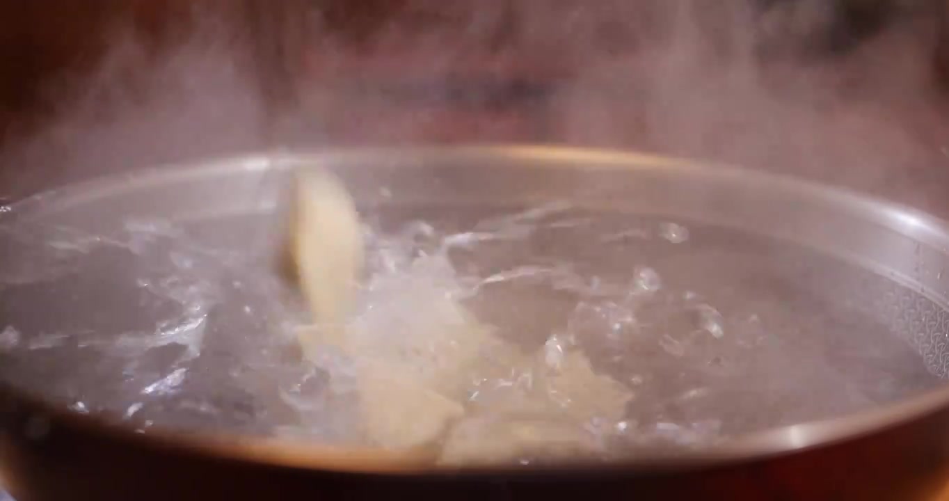 饺子落入热气腾腾的沸水中视频素材