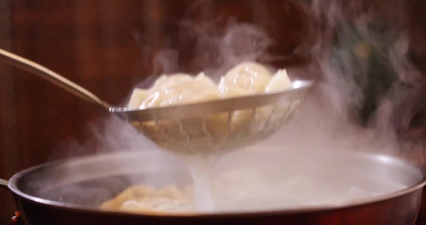 煮饺子,热气腾腾,春节冬至传统美食视频素材