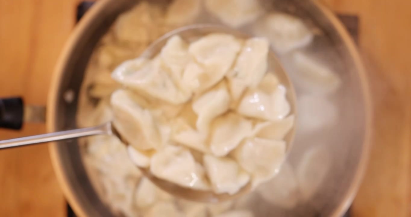 煮饺子,热气腾腾,春节冬至传统美食视频素材