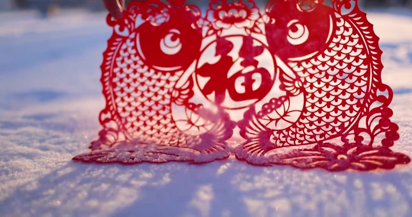雪地上的红色福字剪纸视频下载
