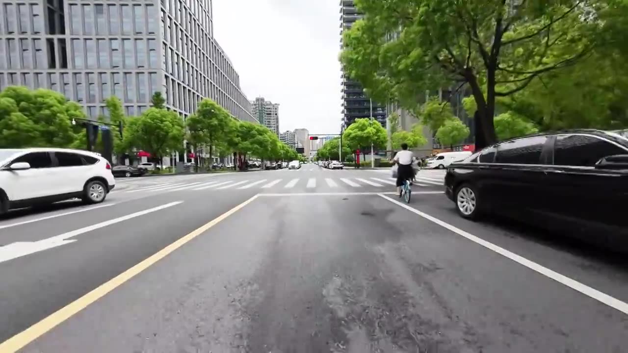 第一视角行驶在城市道路视频素材