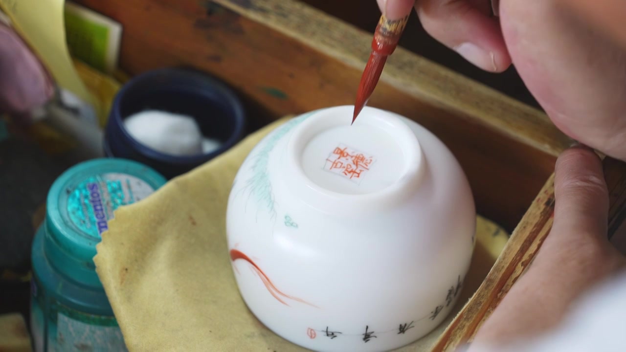 陶艺大师在瓷胚上艺术绘画视频下载