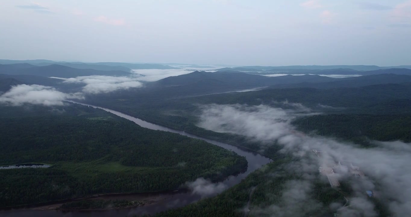航拍山林河流云雾缥缈视频下载
