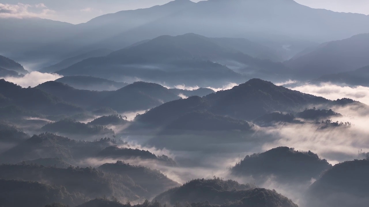水墨画般的山林云雾美景视频素材