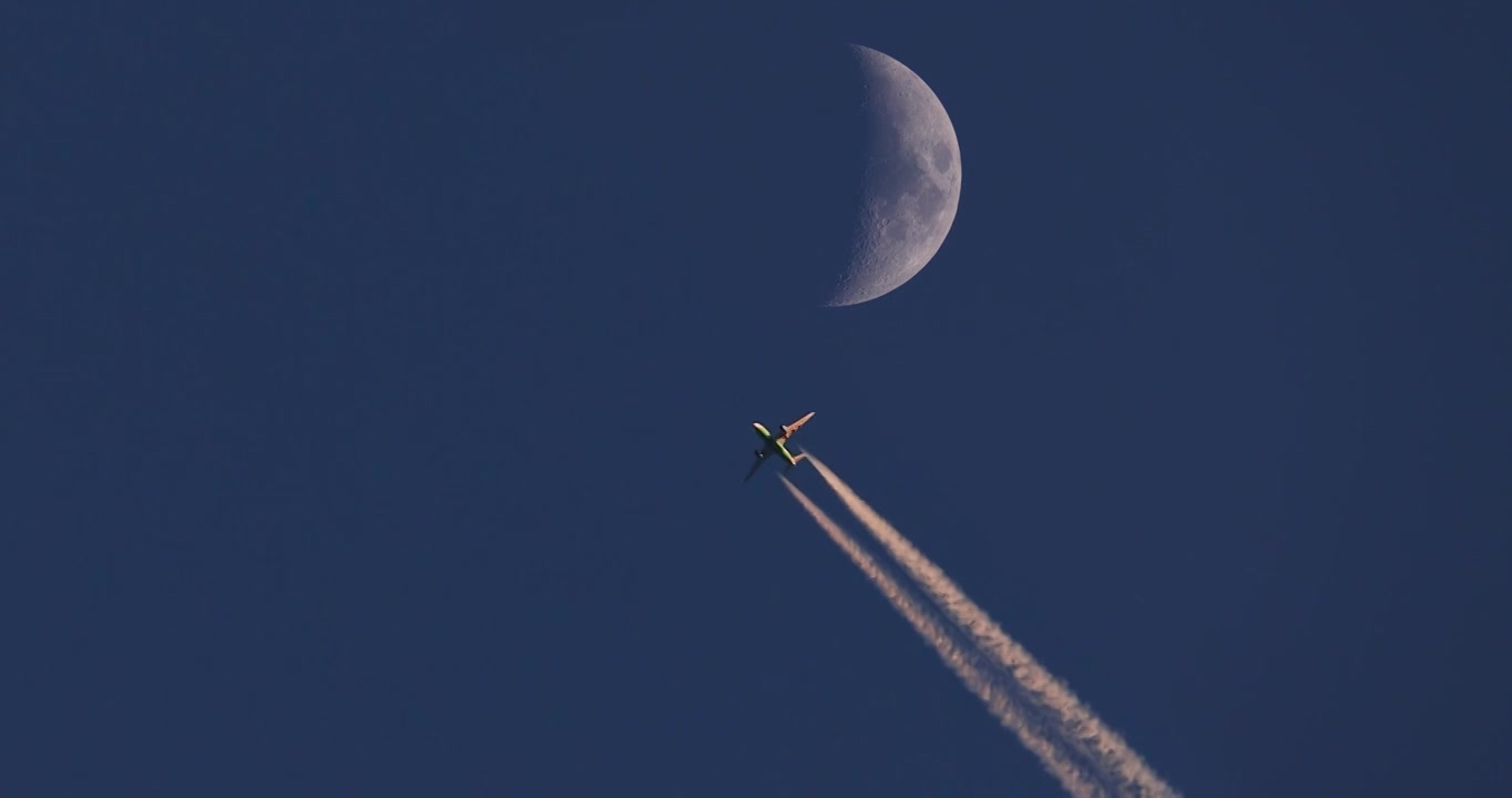 飞机凌月与白色尾迹云8K视频下载
