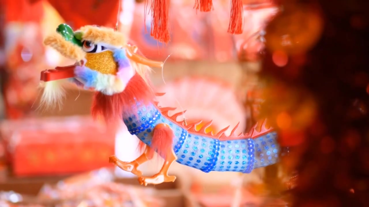 龙年吉祥物中国龙 春节张灯结彩的街道 人来人往 热闹非凡 农历春节 龙年大吉视频素材