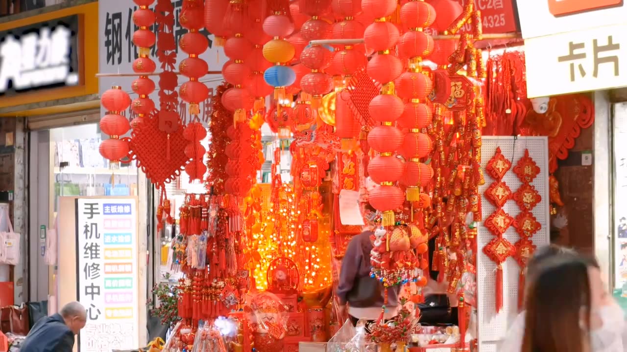新春佳节喜庆张灯结彩的街道 人来人往 热闹非凡 农历春节 龙年大吉视频素材