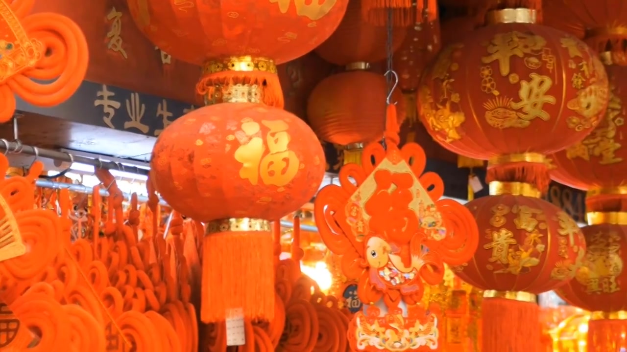 新春佳节喜庆张灯结彩的街道 人来人往 热闹非凡 农历春节 龙年大吉视频素材