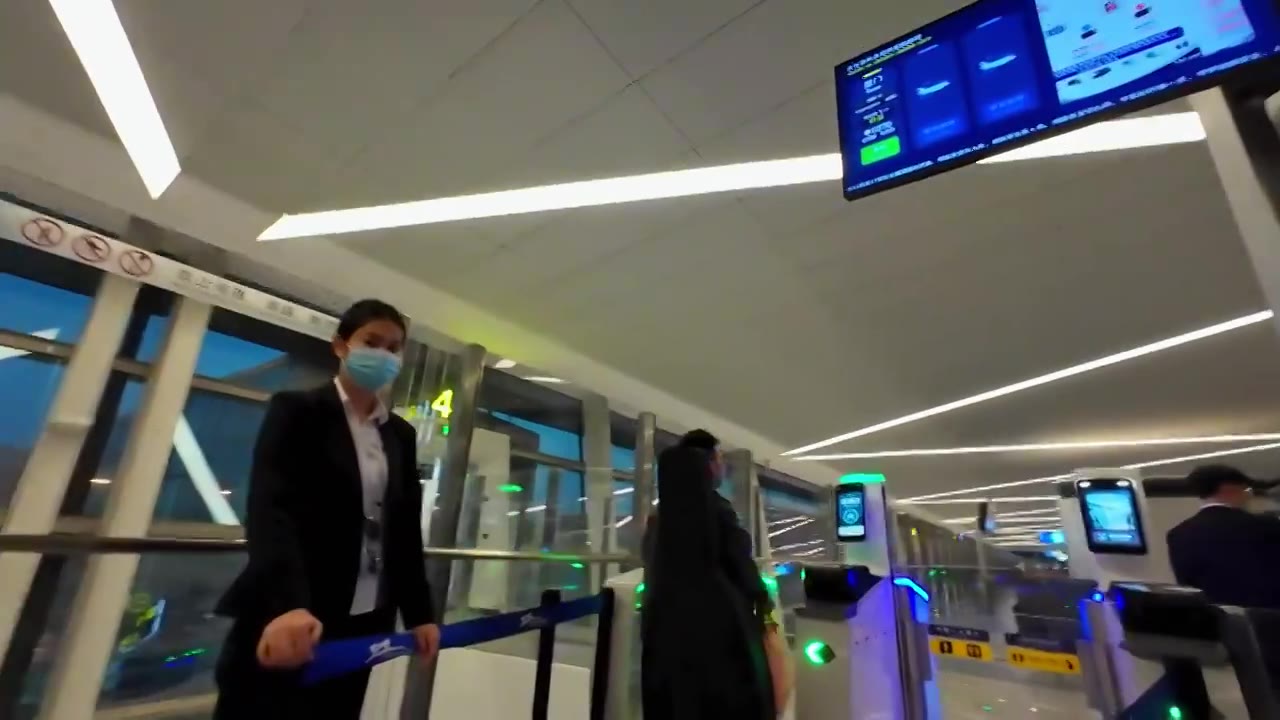 四川成都天府国际机场航站楼登机口人脸识别视频下载